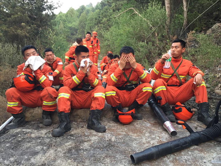 平谷山火晚7時基本撲滅森林消防清理火場組圖