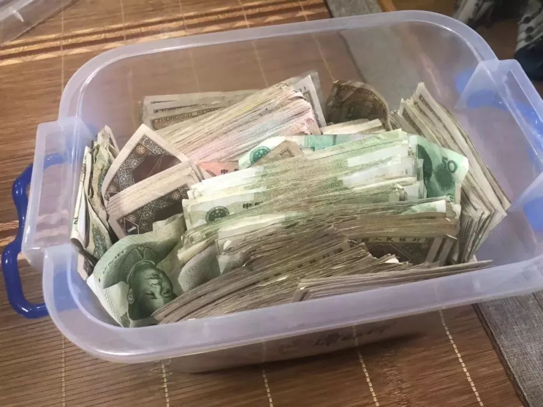 一姑娘收拾房间发现自己原来这么有钱