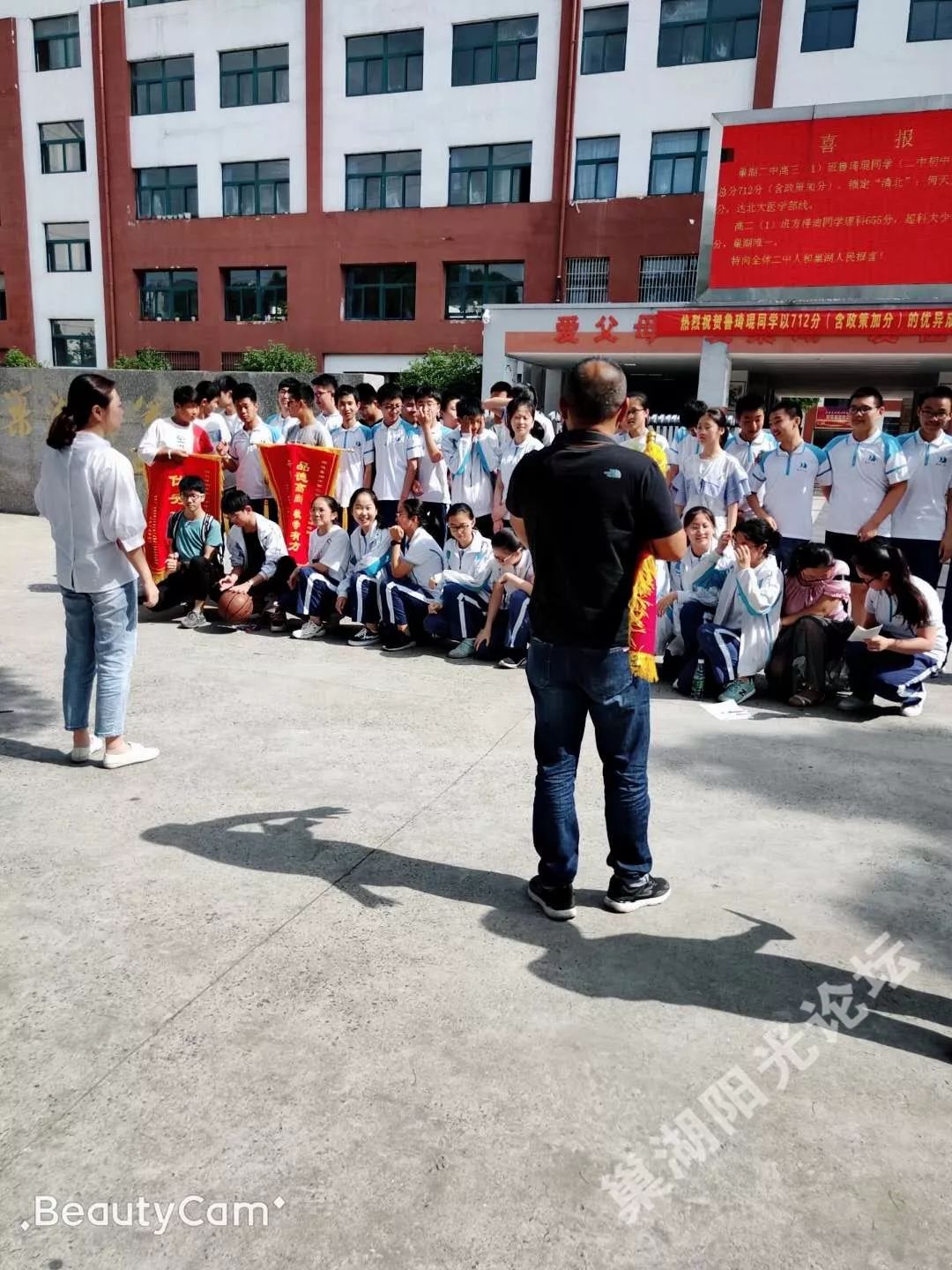 一不小心暖哭了巢湖二中某班高考生家長們集體給全體老師們送錦旗