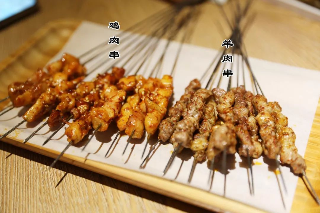 烤至五分熟撒盐,七分熟撒调料,吃的时候感觉很不错!