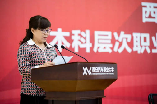 请输入图片描述请输入图片描述教师代表赵凤莲,学生代表张佳伟分别