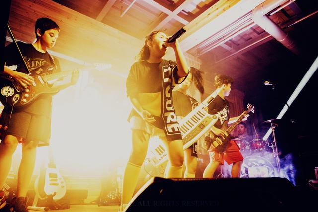 还有全国少年乐队的冠军乐团也出现在了当晚的音乐现场,他们摇滚范儿