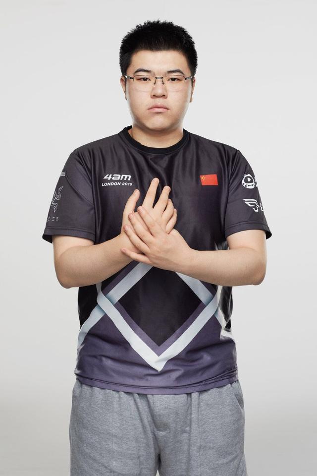 韦神作为4am队伍的核心人物,不仅游戏打得好而且相貌