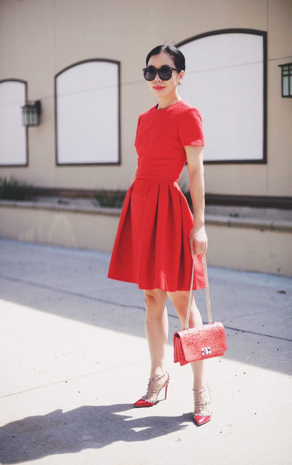女人穿红裙子,不能忽视4点,正确选择摆脱俗气感