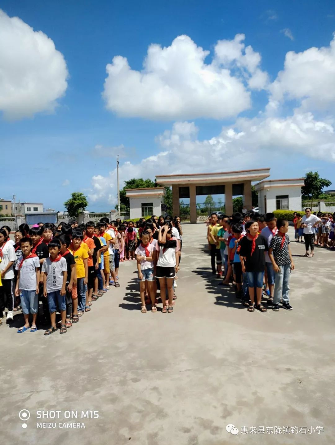 直击潮汕某小学警报声突然响起500多名师生全部撤离