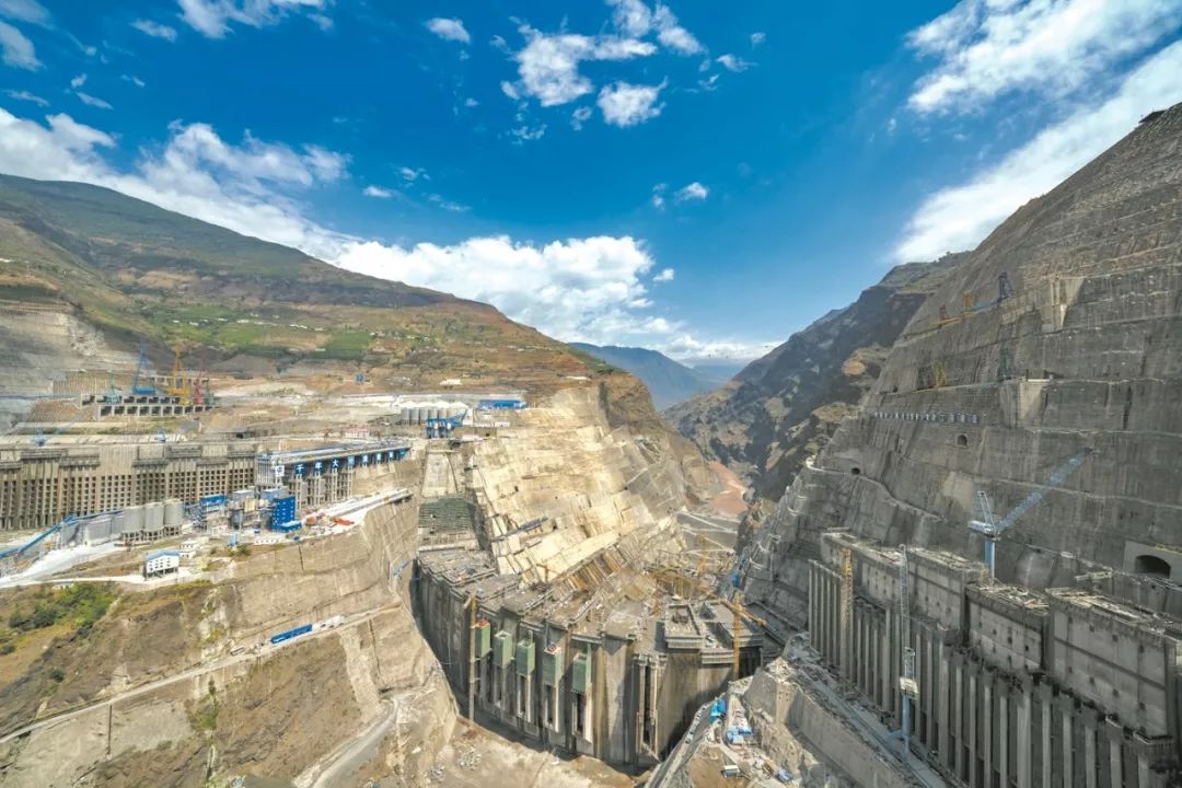 建设中的白鹤滩水电站工程全景.