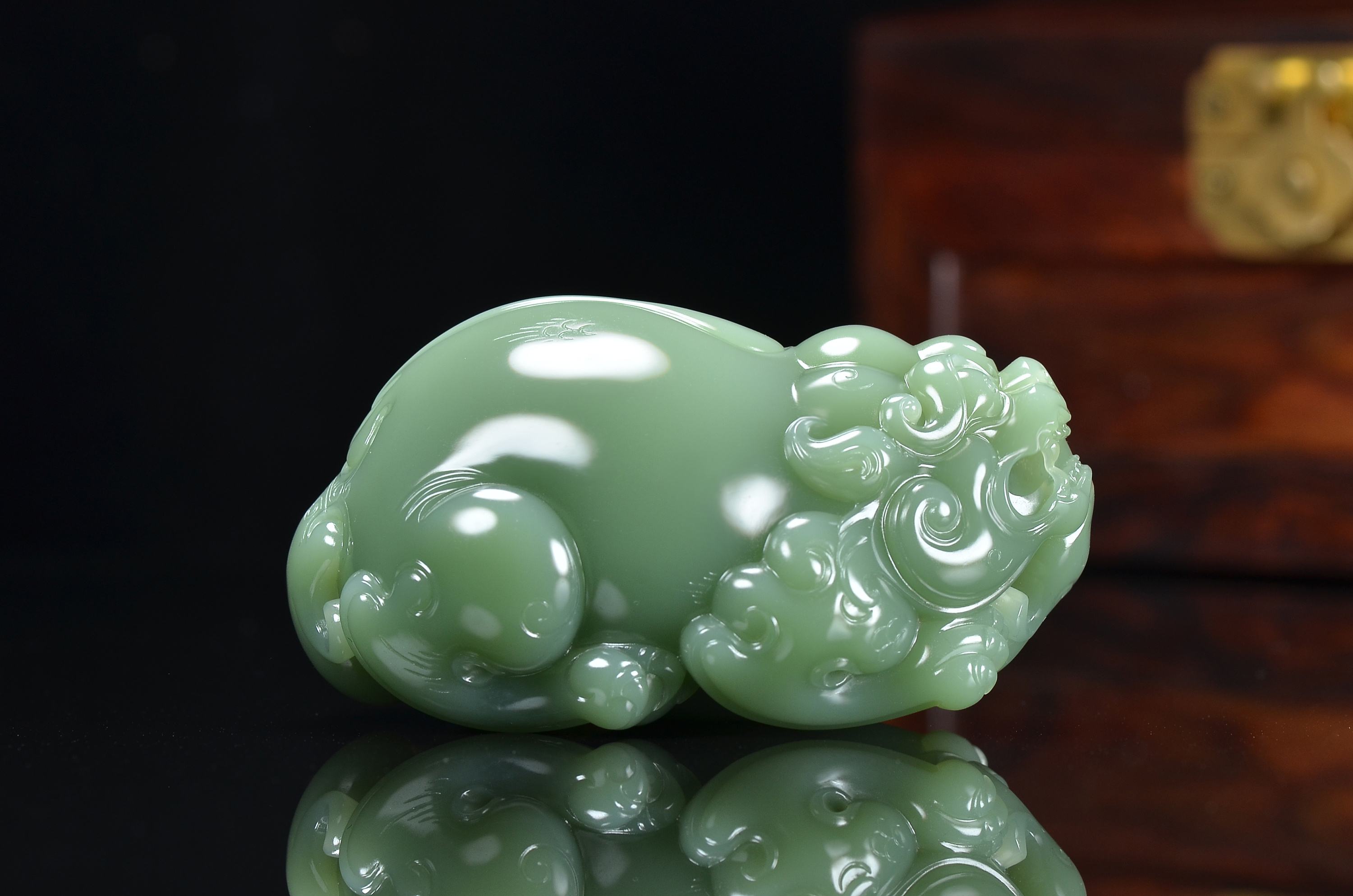 鸭蛋青玉,实则属于俄罗斯碧玉,我们都知道碧玉里面要属俄碧玉质为最高