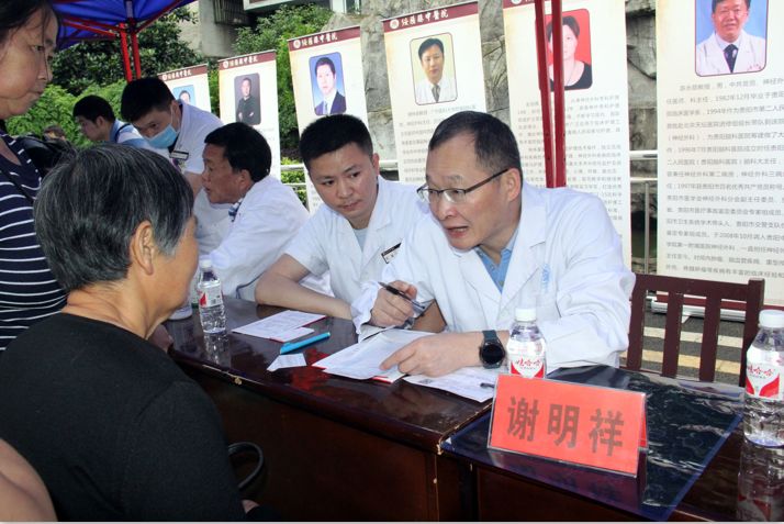 家门口享受全国知名专家治疗义诊受群众欢迎