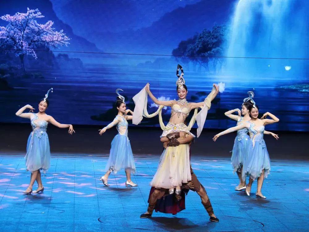 风华绝代百媚人生明月千古情景区上演旗袍秀