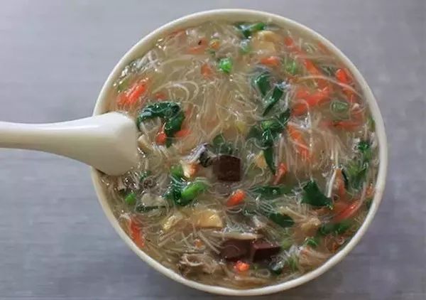 而且每年春节正月初二中午吃"炝粉",也成为莆田的地方风俗