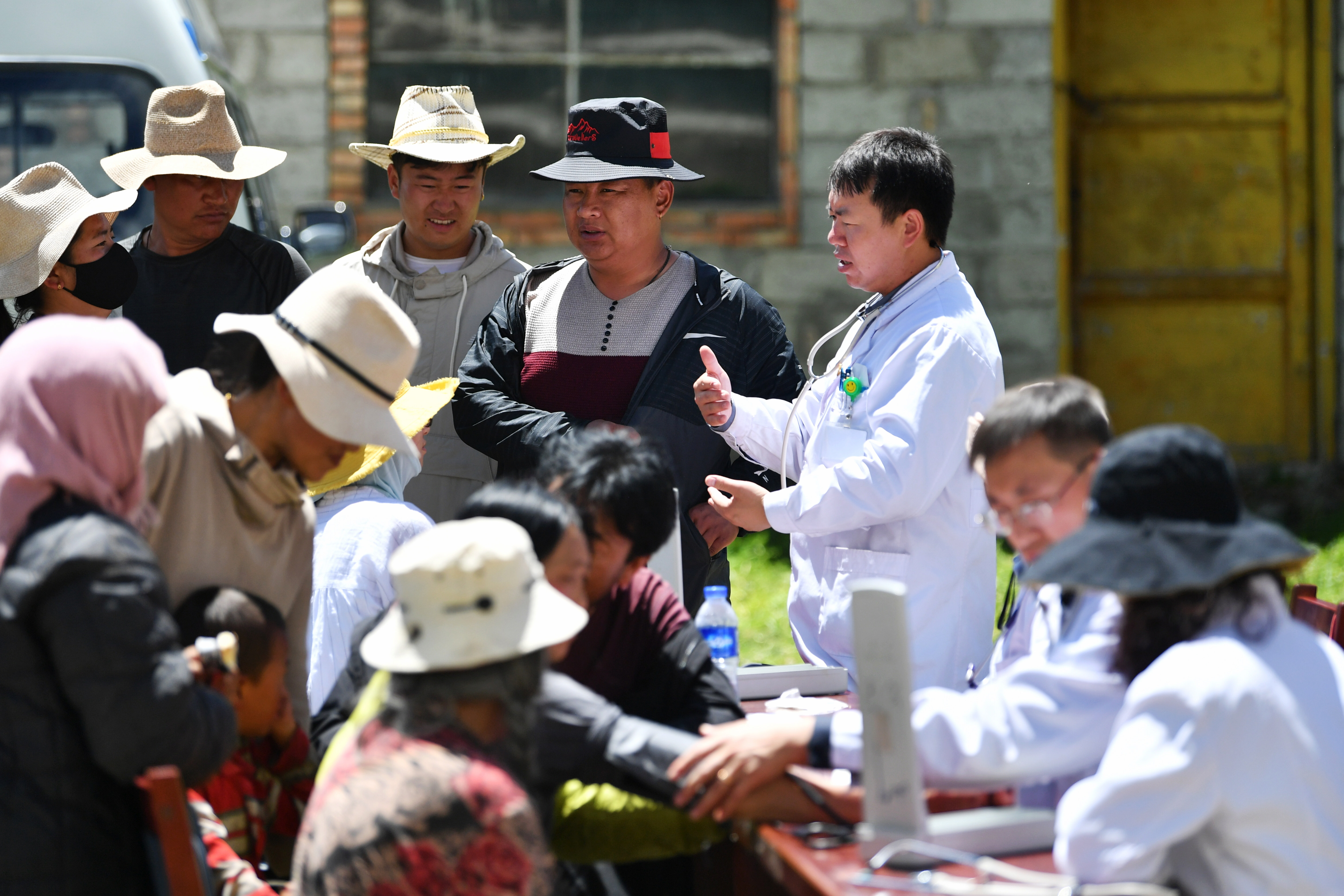 草原好"曼巴"守护牧民健康_援藏