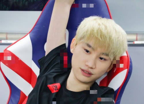 有种严肃叫doinb的微博简介仅9字却表明真实身份