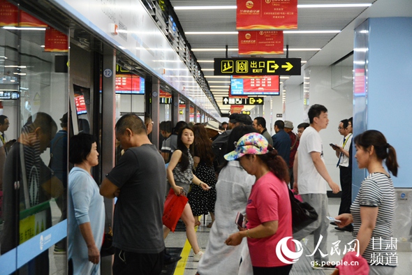 6月23日上午,兰州地铁西关站内乘客上下地铁.王文嘉 摄