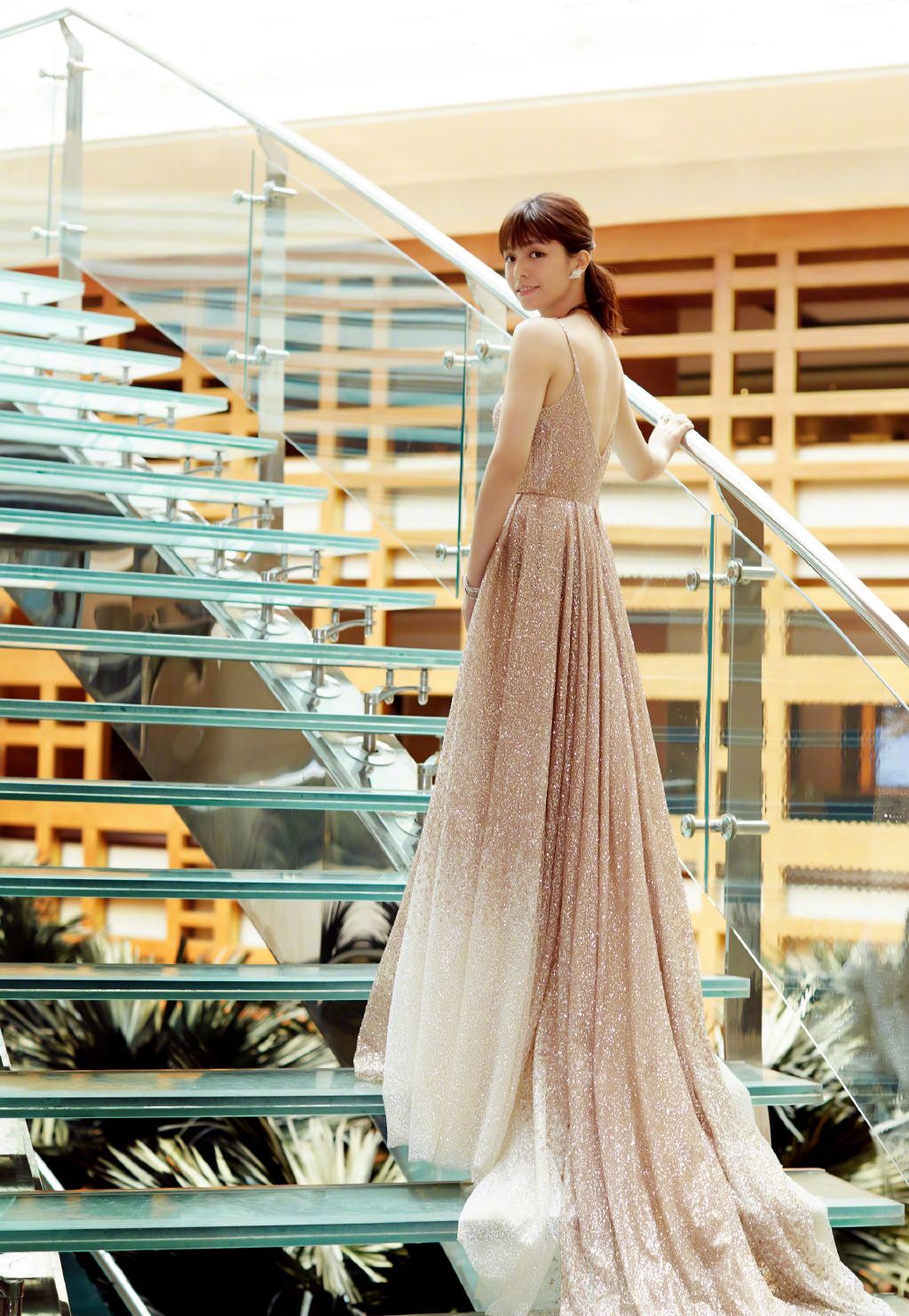 女演员宋芸桦一袭长裙性感时尚写真