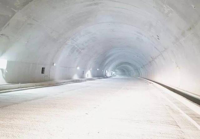 坂银通道鸡公山隧道右洞贯通