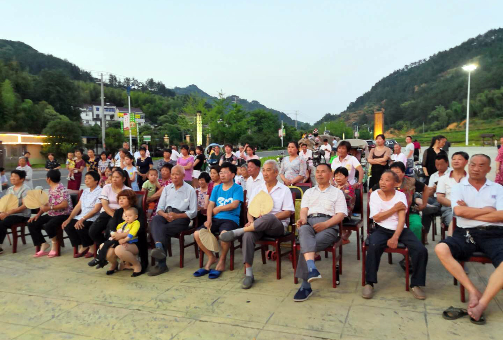 河棚镇:"送戏进万村",文化扶志助脱贫_演出