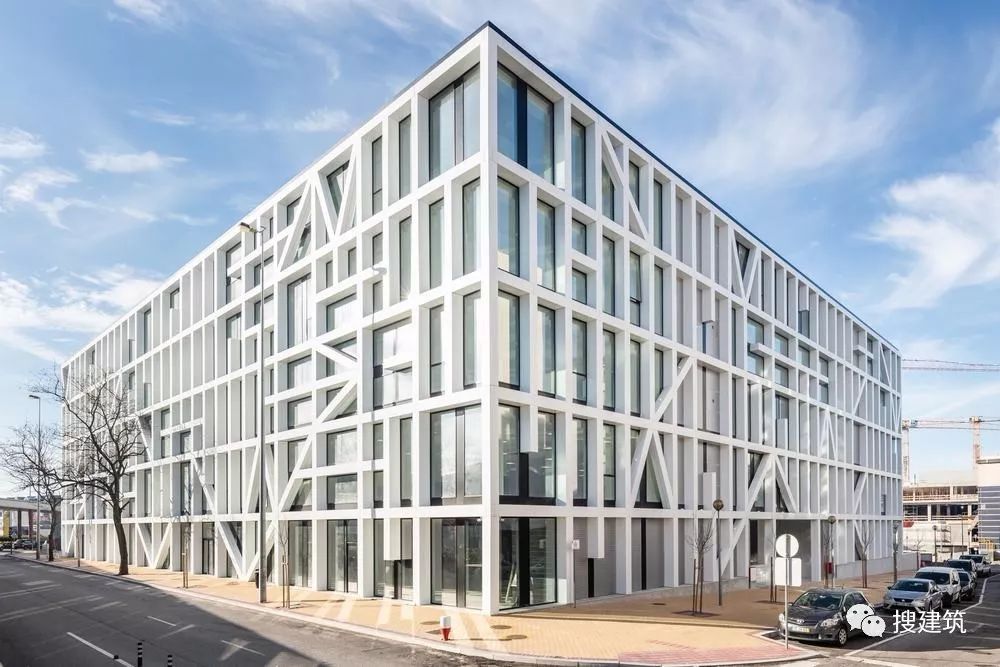 这座单体建筑有着明显的矩形几何特征,坐落在约6000平方米的转角地块.