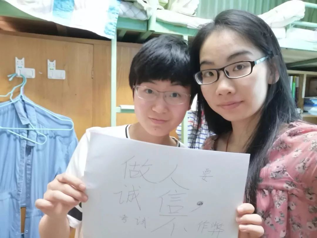 下图就是爱拍照,也爱诚信的我们!提醒大家考试时一定要带学生证哇!