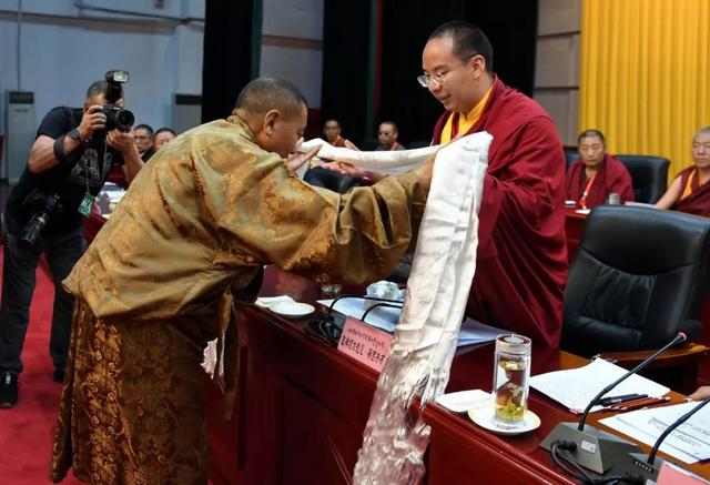 中国佛协西藏分会礼请帕巴拉·格列朗杰为名誉会长,选举班禅额尔德尼