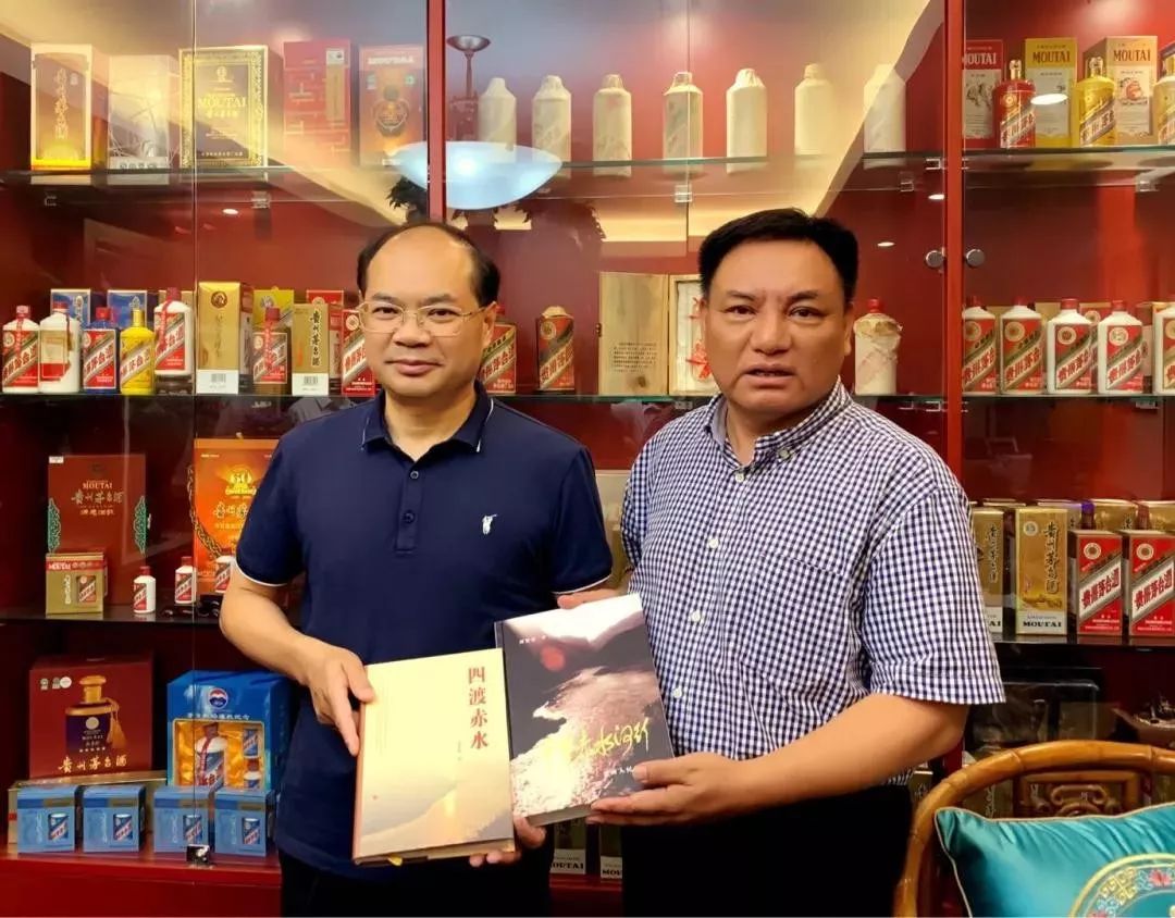 谭智勇感谢黄兴文书记的看望,并向黄兴文赠送了他所著的《四渡赤水》