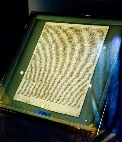 收藏于索尔斯伯里大教堂的《大宪章》原件或是出于保全英格兰一代君王