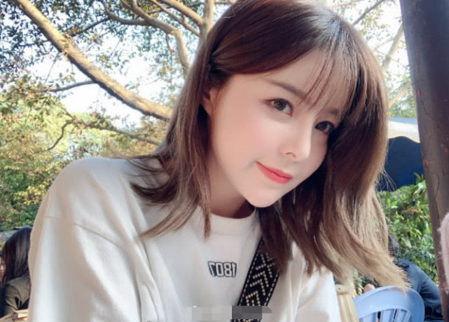 doinb偷看苏恩不是没原因的,糖小幽晒美照遭网友嘲讽:太平