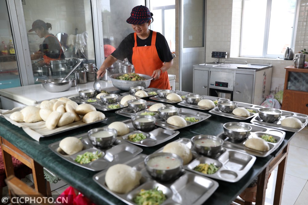 山东荣成退休女工为农村老人开启家门口的幸福食堂