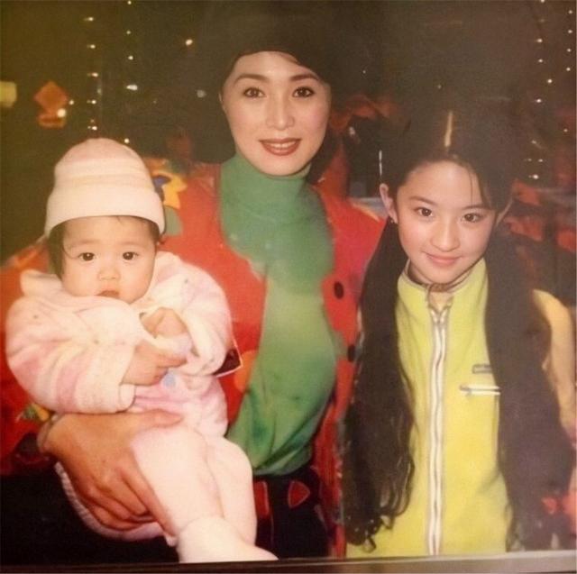 原创刘亦菲童年和妈妈合影曝光网友妈妈才配得上神仙姐姐的名号