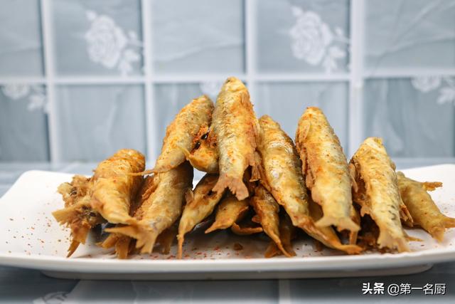 白条鱼怎样做才好吃?大厨教你做干炸小白条,焦香酥脆,特别美味
