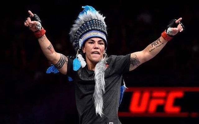 杰西卡·安德拉德的腰带危险了!