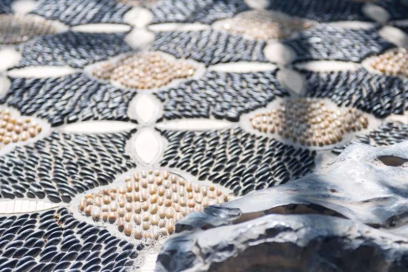 "3沿着青石砖铺地的小径往东走,穿过月洞门,就是小周家.