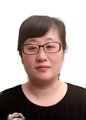 王医师长期随曾祖母裘笑梅先生,祖母赵葆卿医师学医,继承先辈衣钵,在