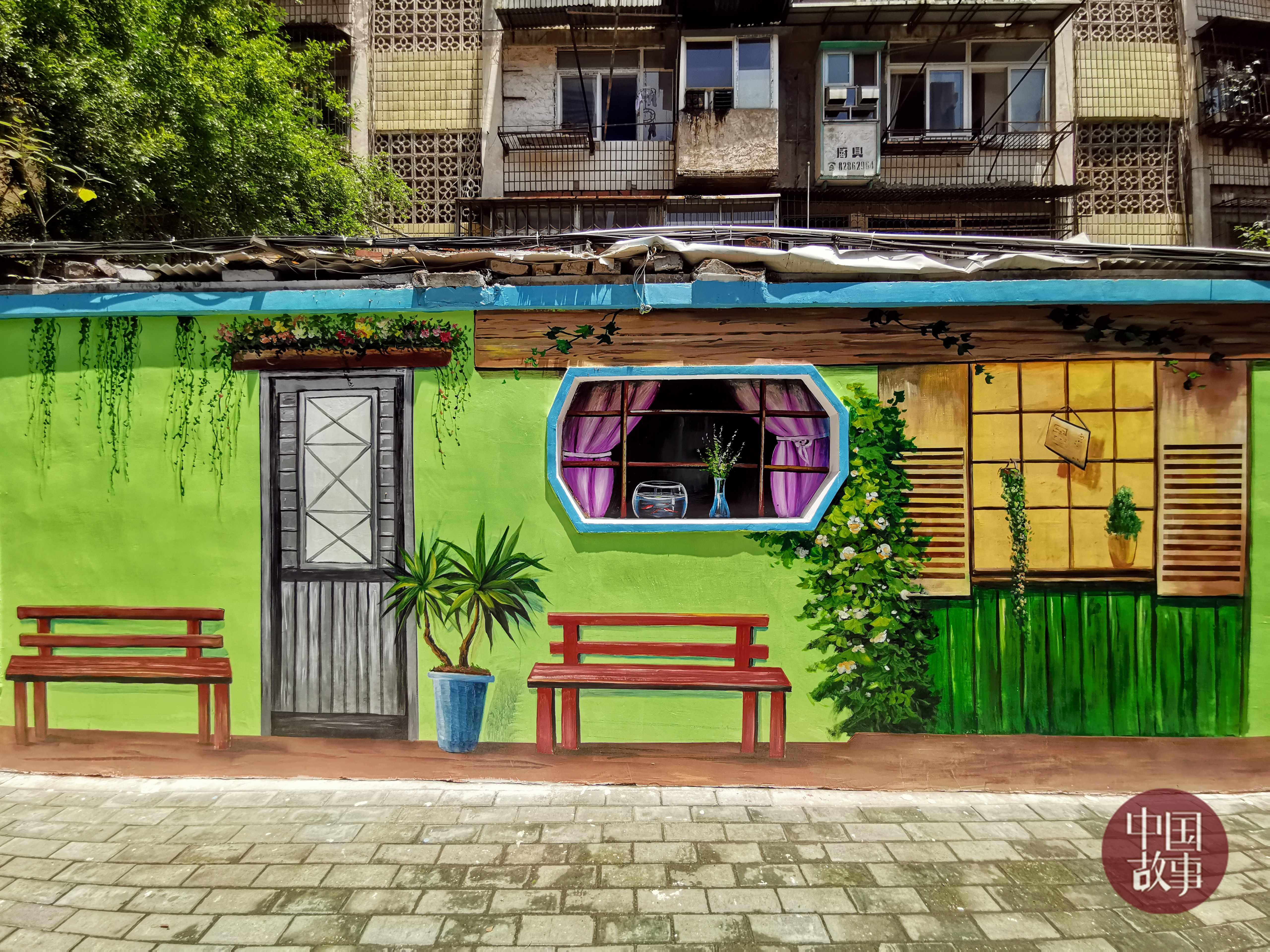 1/ 12 2019年6月23日,武汉武展社区,老旧的墙面刷上底漆再画上图案