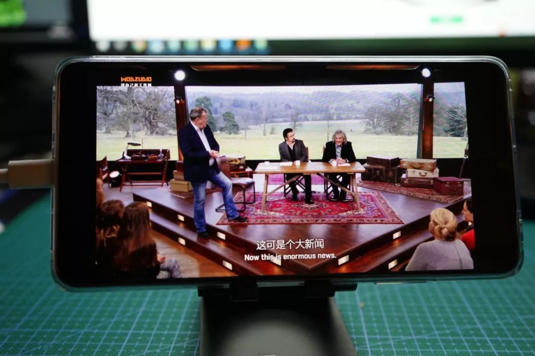 而看综艺看电视剧的时候,会更舒服一点,左右黑边,刘海消失.