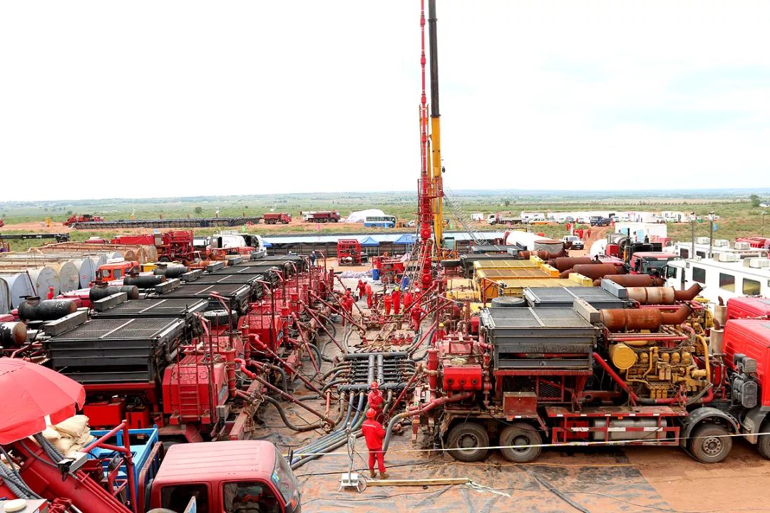 h2井前期施工情况的汇报,实地察看压裂施工设备配套和现场标准化建设