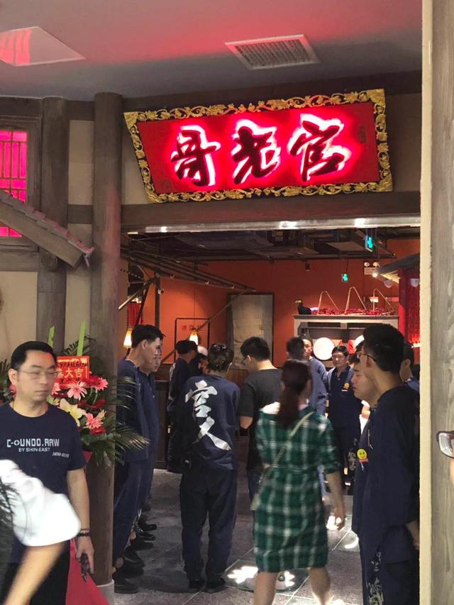 排队王哥老官空降水游城购物中心秒变客流收割机