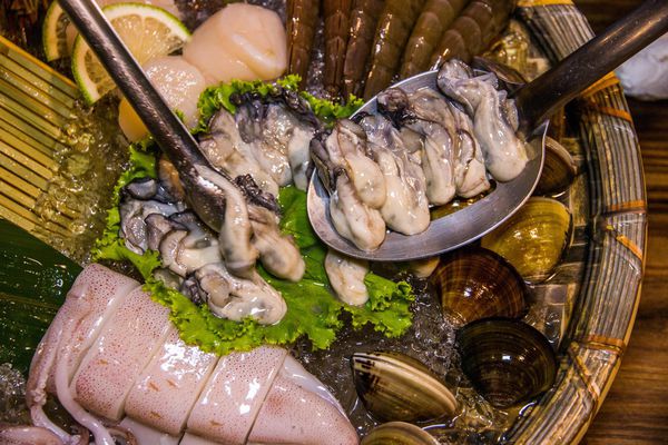 汕头火锅全家在古代客栈中品尝山珍海味的模样超有意思