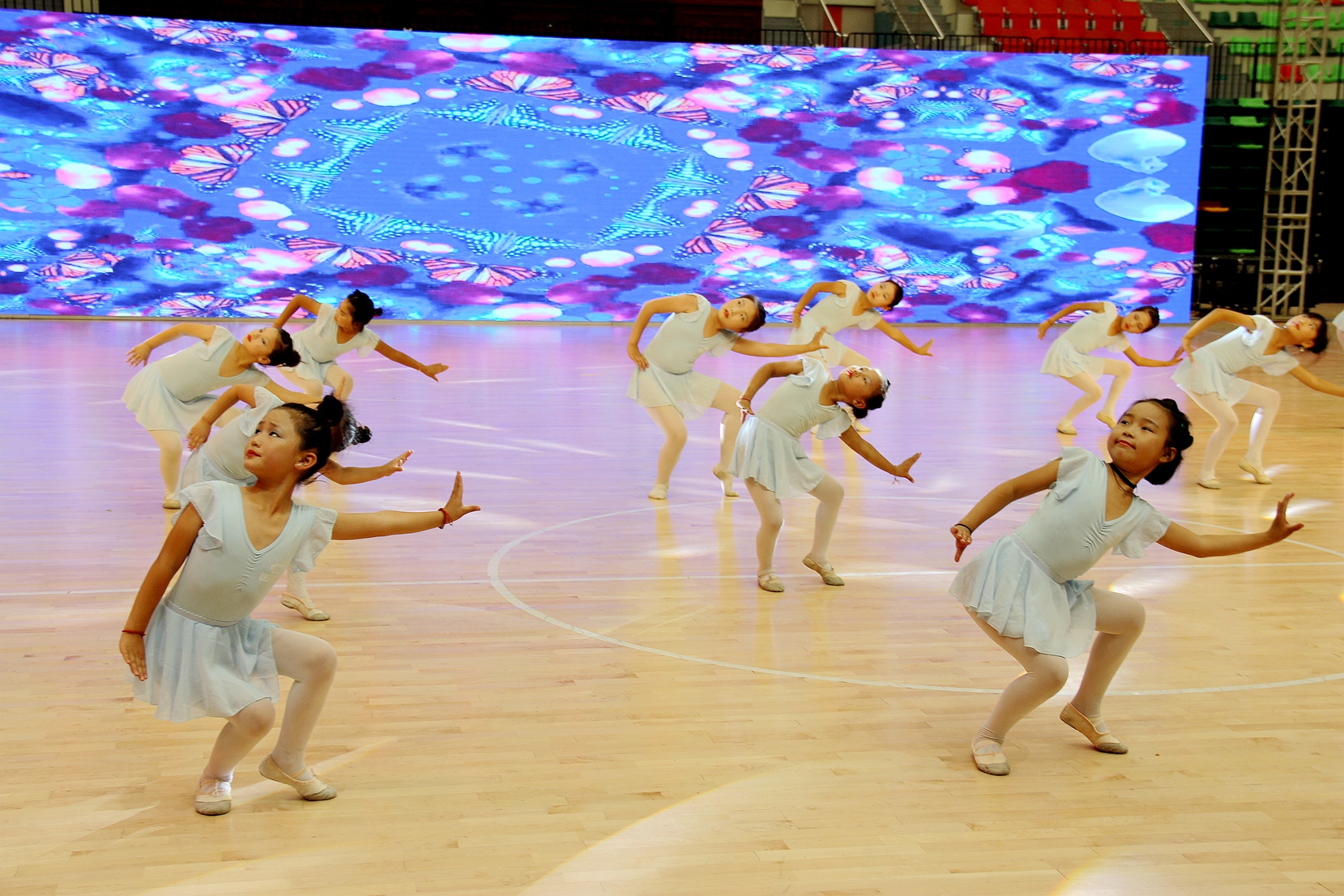 艺术学校总部校区,以及白楼,冯塘等乡镇分校区的师生参加了表演活动