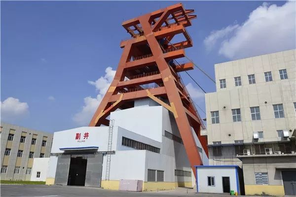 在石拉乌素煤矿主井井塔,副井提升机工程中,项目部树立"过程管控,预防