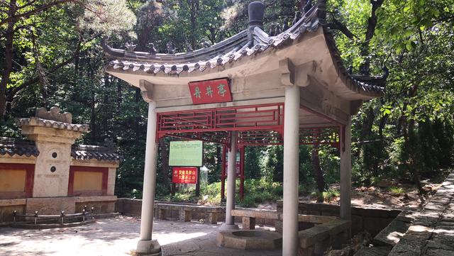 烟霞洞据说是当年咸阳道士王重阳自终南山云游东下,聚徒讲道之地,收