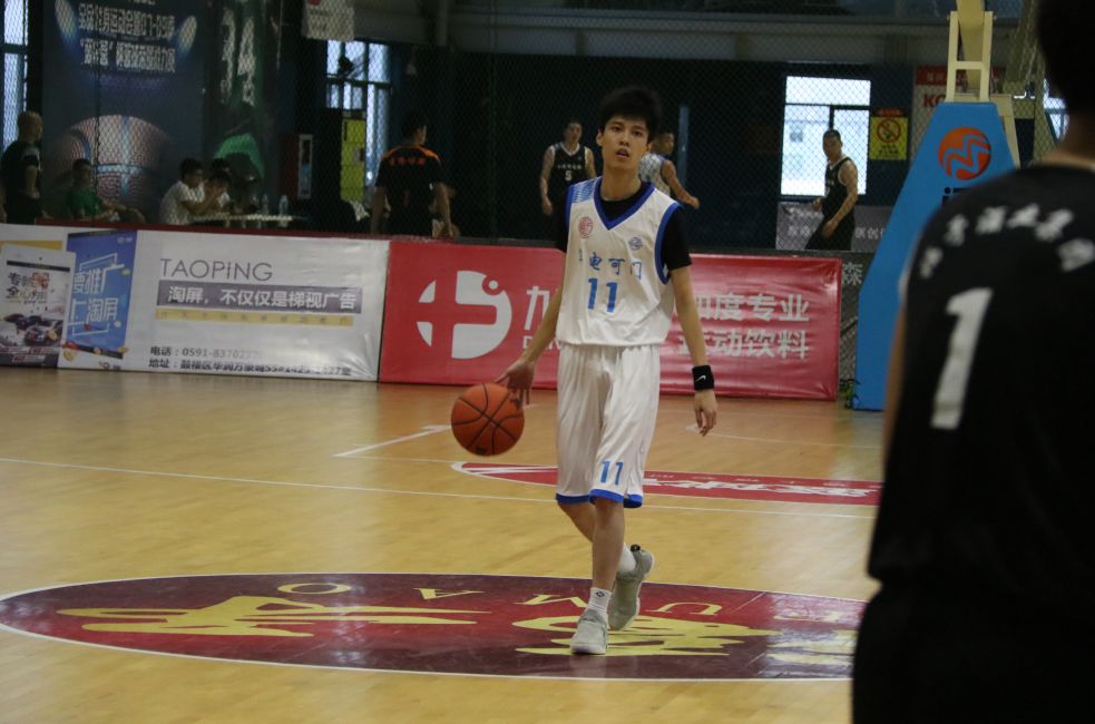 石狮球王陈荣仁首秀单场命中16记三分带领浩博星隆万家宴闯入淘汰赛