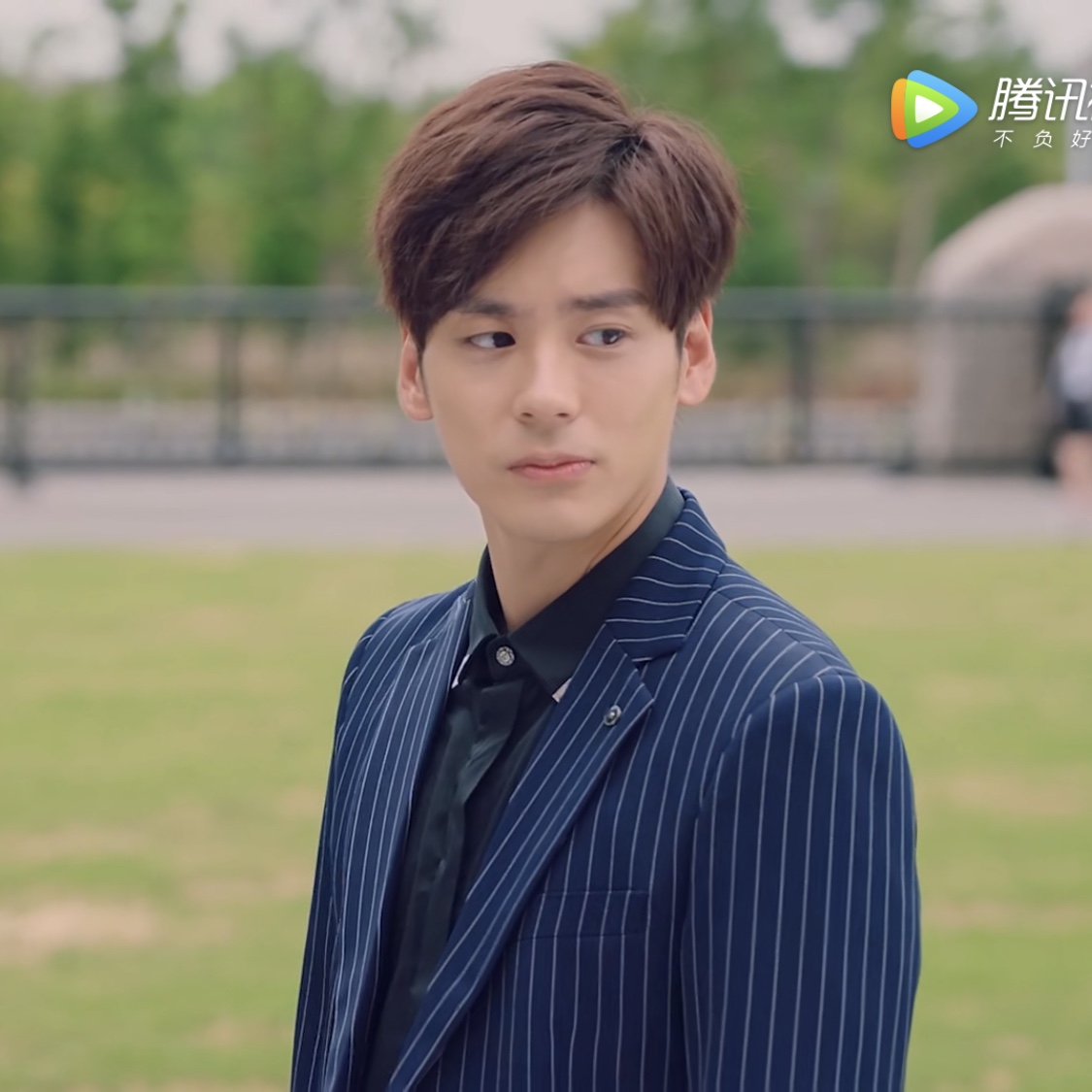 制服出击——和西装难舍难分的魏哲鸣