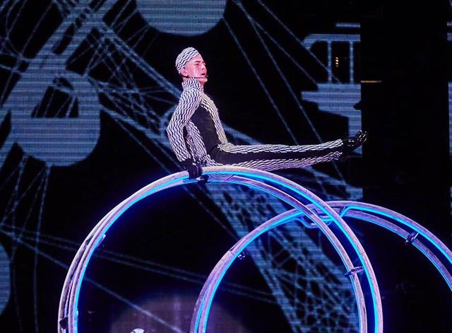 郭富城不惧中暑危险顶着高温热情开唱全身上下被汗水湿透