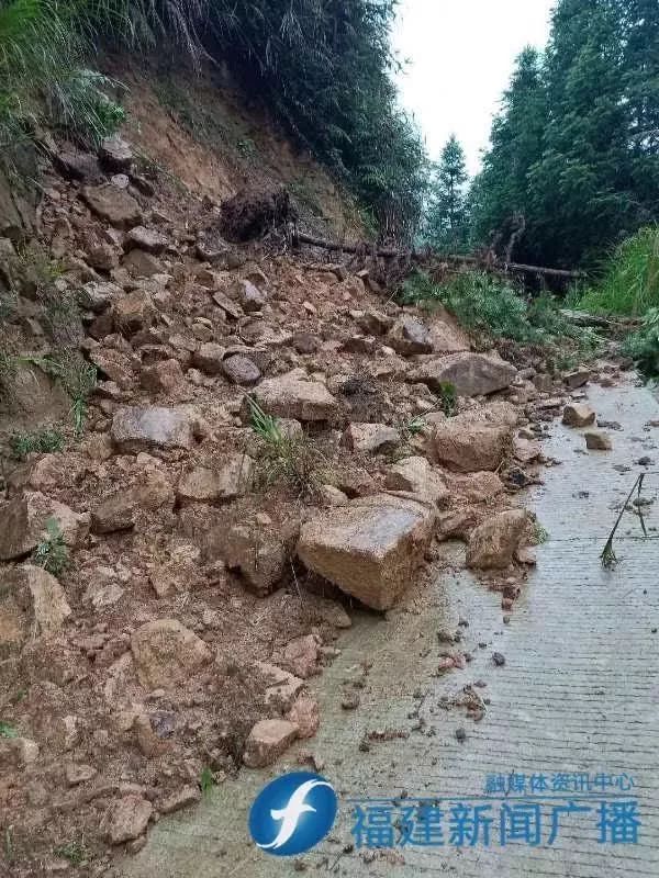 厦门启动暴雨预警!福建多地被淹,道路坍塌,视频现场直击!