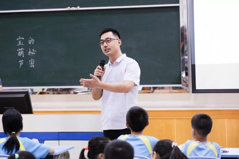 本次活动由广东省青年教师教学能力大赛一等奖获得者郭武松老师主持.