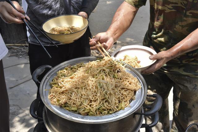 河南農民工的一頓午餐兩大碗滷麵一杯水一頓飯十塊錢