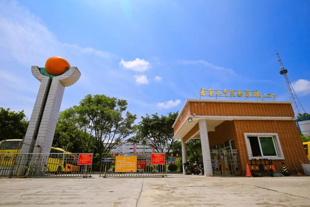 普宁市环城南路,莲花山公园往东300米,是由毓秀教育科技投资有限公司