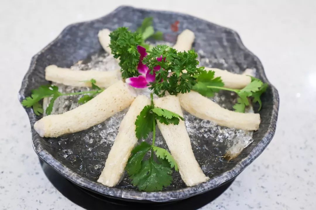 竹荪 营养价值很高,富含蛋白质,外面的竹荪吸饱汤汁,里面镶的虾好爽弹