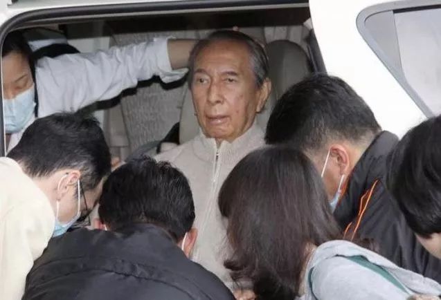 98岁赌王靠"打针"续命,每天花销86万,妻儿忙争夺财产!_何鸿燊
