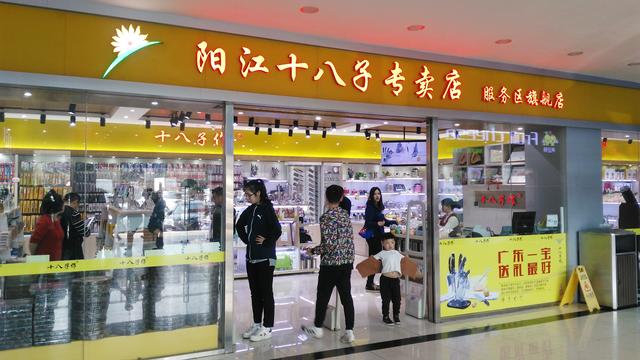 坐车路经沈海高速广东阳江服务区的实拍